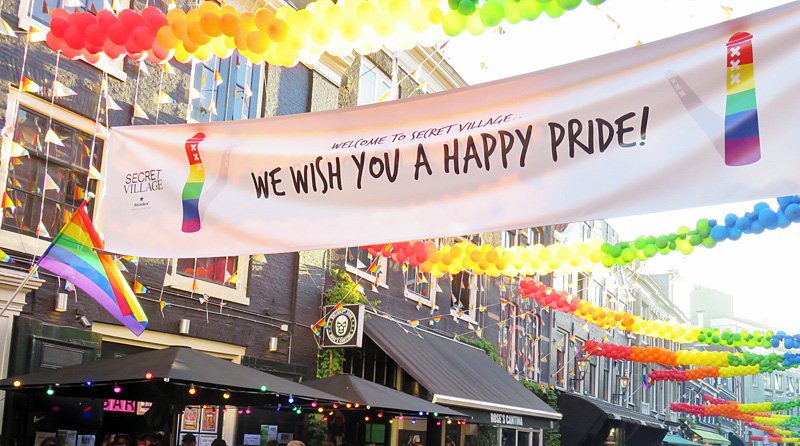 Gay Pride in de Reguliersdwarsstraat in Amsterdam