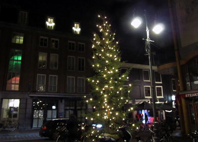Kerstboom in de Reguliersdwarsstraat (2014)